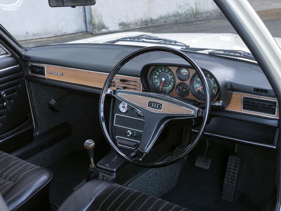 Торпедо Audi 100 2-Door GL (C1) 1971 года  (UK) (фото 8 из 8)